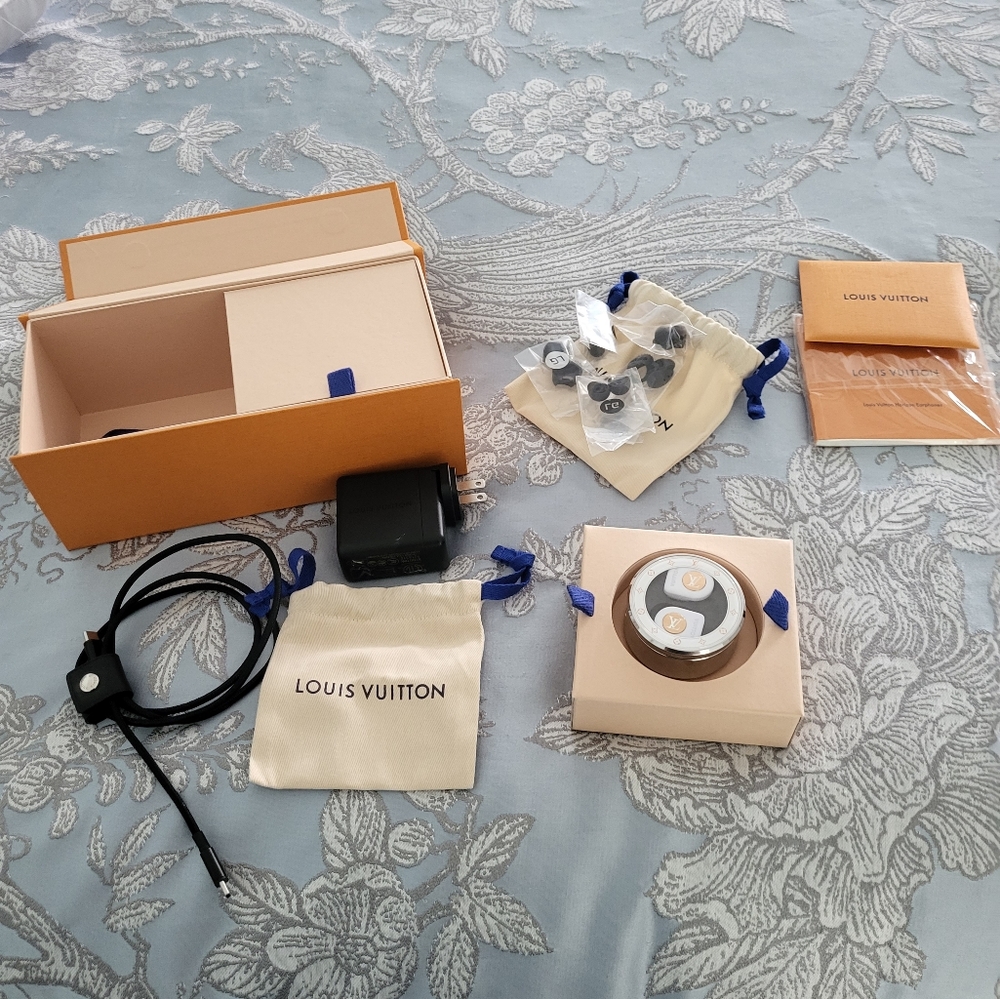 Louis Vuitton earbuds - Picture 3 of 4
